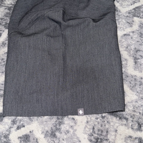 FIGS Scrub Top for Men -3 Pockets,  V-Neck, 4-Way Stretch, Moisture-Wicking - Picture 6 of 8